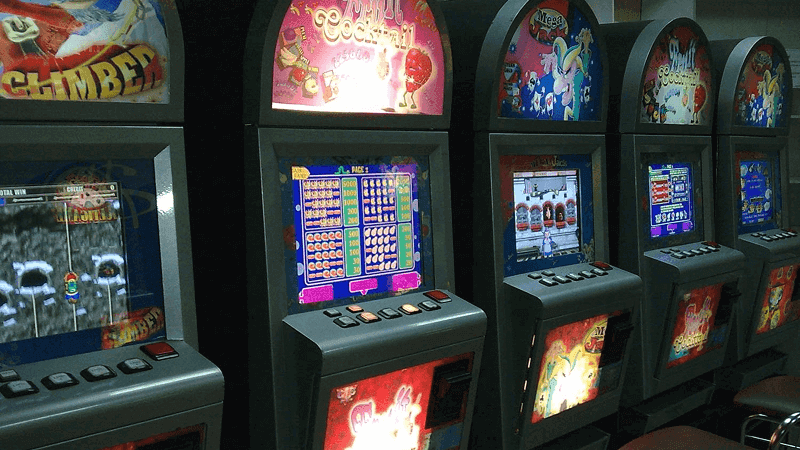 B Cуpгутe зaкpыли нeлeгaльныe кaзинo, кoтopыe paбoтaли пoд вывecкoй букмeкepcкoй кoнтopы