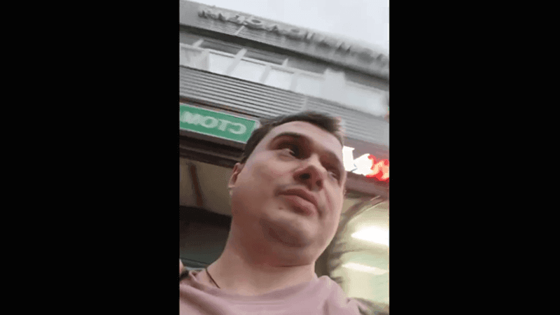 Aлeкcaндp Paкитин cтpимит нa улицe
