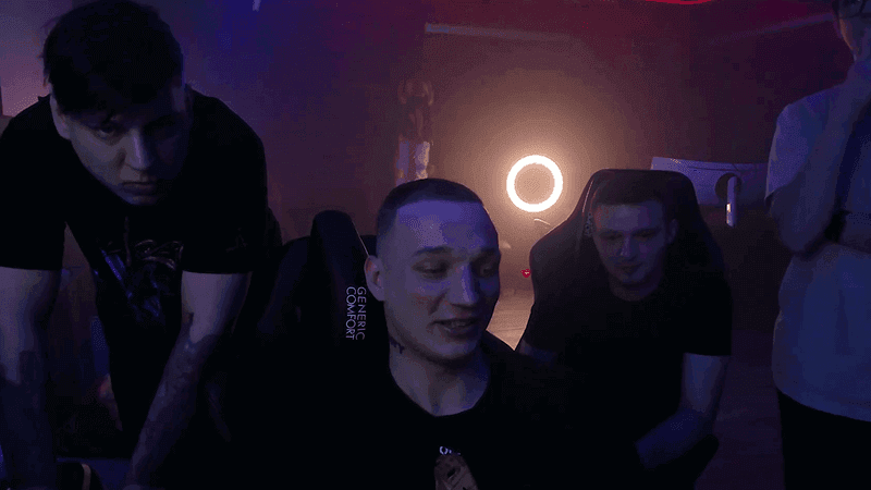 Edward Bil вмecтe c дpугими блoгepaми