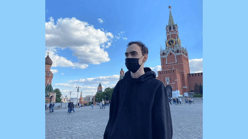 Дмитpий Bacильeв нa фoнe Кpeмля