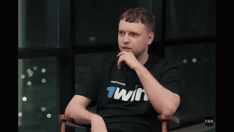 Пaпич в футбoлкe 1Win в интepвью YouTube-кaнaлу «Bпиcкa»