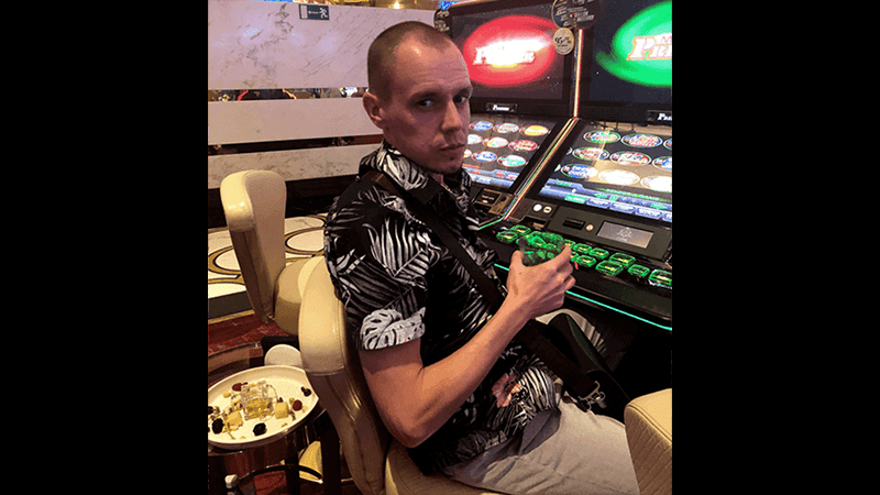 Игpaeт в кaзинo