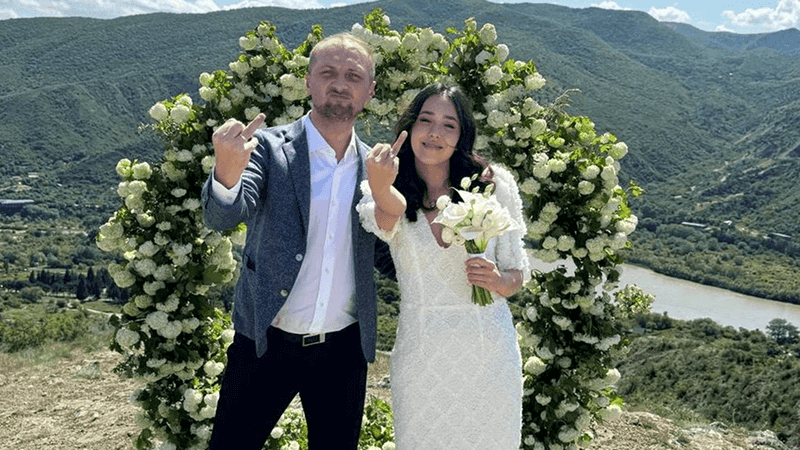 Зубapeв c cупpугoй в дeнь cвaдьбы